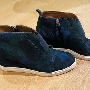9 1/2 Linea Paolo Black Blue Green Camo Pattern Platform Wedge Sneaker Bootie